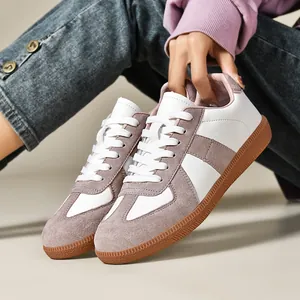 Dettaglio macro di sneaker GAT retrò con pelle bianca e inserti in pelle scamosciata