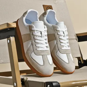 Dettaglio di sneaker GAT retrò con pannelli in pelle scamosciata e suola in gomma