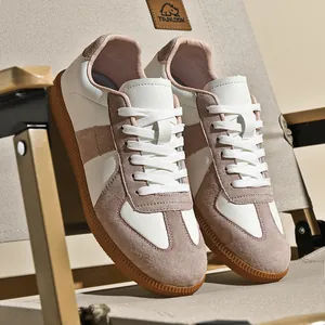 Dettaglio ravvicinato di sneaker GAT rétro con pannelli in pelle e camoscio