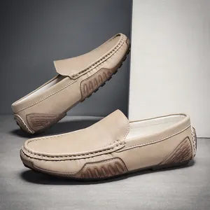 Vista detallada de mocasines de cuero para hombre con suela de pulpo en color beige
