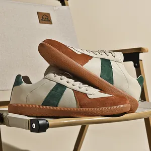 Sneakers retrò German Army Trainers su sedia da campeggio con accenti in pelle beige e marrone