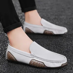 Detalle de mocasines de cuero gris con costuras y suela de conducción