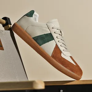 Vista dettagliata delle sneaker GAT rétro con pelle crema e trame in pelle scamosciata