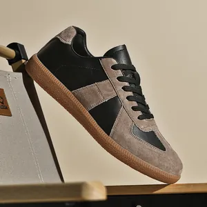 Vista dettagliata di alta qualità delle sneakers casual GAT vintage in camoscio nero e grigio