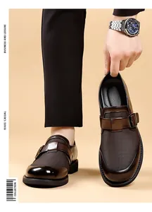 Primer plano de zapatos monk de cuero marrón oscuro con paneles de malla texturizada