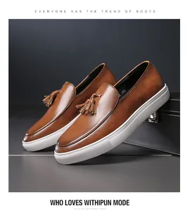 Vista detallada de mocasines de cuero marrón con borlas para hombre y suela blanca