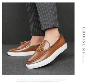 Vista lateral de mocasines marrones para hombre con borlas y suelas blancas casual