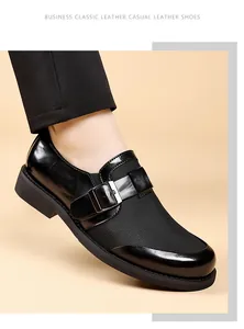 Vista detallada de zapato de cuero negro con panel de malla y hebilla lateral