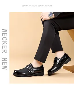Vista lateral de elegantes zapatos casuales de cuero negro para hombre usados con pantalones negros