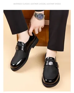 Detalle del empeine de tela texturizada y hebilla decorativa en mocasines negros para hombre
