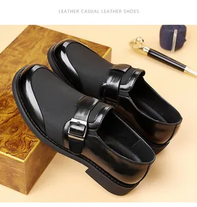 Detalle de zapatos de cuero negros para hombre con malla y hebilla metálica