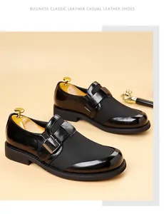 Primer plano de zapatos monk de piel negra para hombre con textura de malla y hebilla