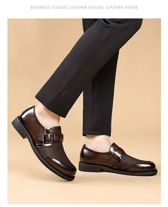 Zapatos casuales de cuero marrón con hebilla usados con pantalones negros