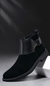 Λεπτομερής πλάγια όψη μαύρου ανδρικού Chelsea boot με δερμάτινη λεπτομέρεια αγκράφας