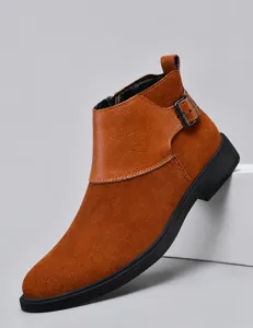 Λεπτομερής όψη καφέ ανδρικού Chelsea boot από σουέτ και δέρμα με μεταλλική αγκράφα