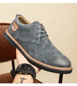 Detailansicht grauer Herren-Wildleder-Business-Schuhe mit eleganten handgenähten Sohlen