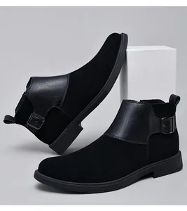 Λεπτομερής πλάγια όψη ανδρικών μαύρων Chelsea boots από σουέντ με αγκράφα στο πλάι