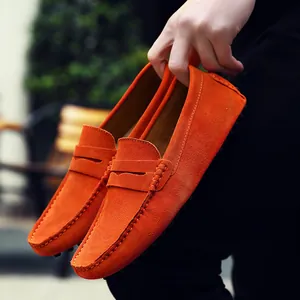 Mocassins en daim orange vif pour hommes avec un design décontracté et une finition texturée