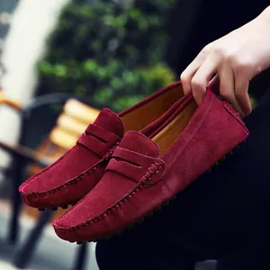 Mocassins en daim bordeaux pour hommes faits main avec coutures artisanales