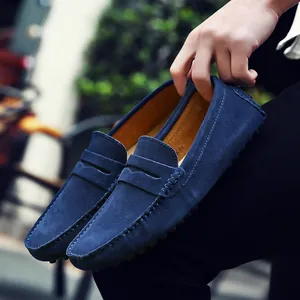 Mocassins en daim bleu pour homme avec couture faite main et semelle souple