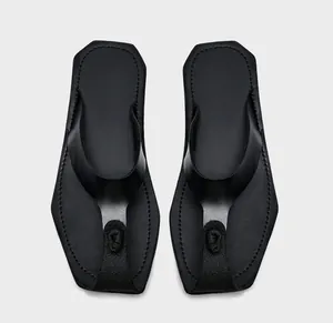 Professionelle Draufsicht auf schwarze Vintage-Herren-Flip-Flops mit quadratischer Zehe