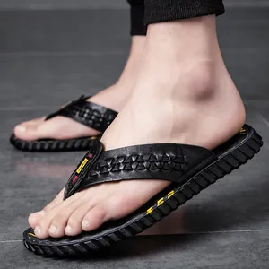 Hochwertige Herren-Leder-Flip-Flops mit geflochtenem Riemen für den Sommerlook.