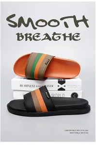 Eleganti ciabatte da uomo a righe presentate su blocchi bianchi per un look pulito.
