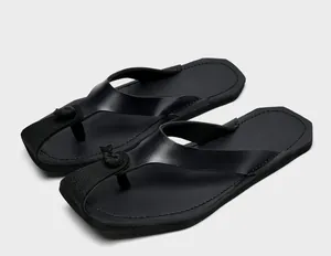 Detailansicht der minimalistischen schwarzen Retro-Herrensandalen mit weicher Sohle