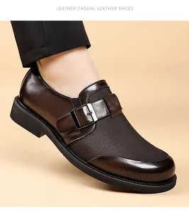 Primer plano de zapatos de cuero marrón oscuro para hombre con hebilla y malla.