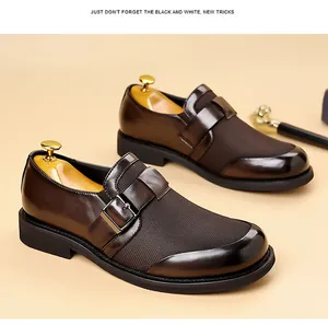 Vista detallada de zapatos monk strap marrones elegantes con diseño de cuero y malla