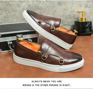 Dettaglio di sneaker in pelle marrone con doppia fibbia e suola bianca spessa