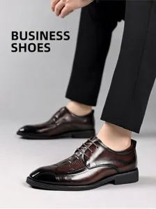 Eleganti scarpe derby brogue da uomo in pelle marrone con classici dettagli a coda di rondine
