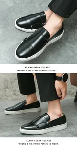 Primo piano di sneakers in pelle nera con cinturino monk, suola bianca e fibbie.