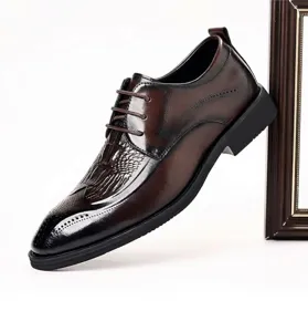 Primo piano di scarpe brogue da uomo in pelle con dettagli in trama di coccodrillo