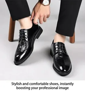 Primo piano di scarpe in pelle brogue nere con eleganti motivi intagliati a mano