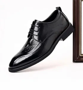 Vista dettagliata delle scarpe Derby Brogue in pelle nera lucida con eleganti incisioni