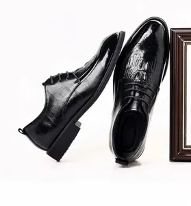 Dettaglio delle scarpe Brogue da uomo in pelle nera con eleganti decorazioni a coda di rondine