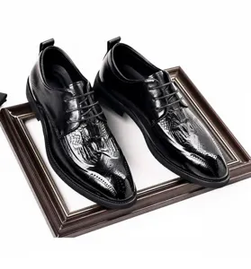 Dettaglio scarpe Derby Brogue in pelle verniciata nera con incisioni elaborate