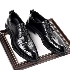 Eleganti scarpe stringate in pelle nera da uomo con trama coccodrillo e dettagli brogue