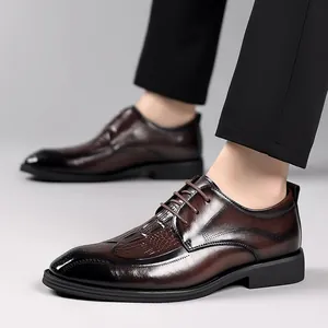 Scarpe eleganti classiche da uomo in pelle marrone con raffinata trama a coccodrillo