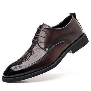 Classiche scarpe derby brogue in pelle marrone da uomo con elegante punta a coda