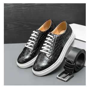 Zapatillas negras de hombre con patrón de cocodrilo, cordones blancos y cinturón