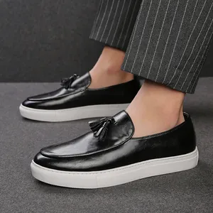 Elegantes mocasines negros para hombre con borlas y suela blanca gruesa estilo casual