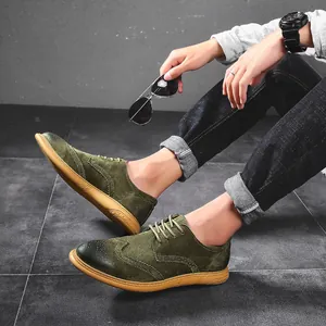 Zapatos brogue para hombre en ante verde con cordones retro y suela de goma blanda