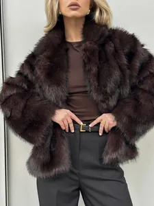 Eleganter dunkelbrauner Pelzimitation-Mantel mit Reverskragen für Damen, Wintermode.