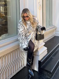 Schicker Damen-Faux-Fur-Mantel mit Leopardenmuster, schwarzen Stiefeln und Handschuhen.