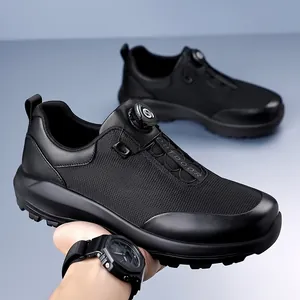 Dettaglio di scarpa da trekking nera da uomo con sistema di allacciatura rapida a disco