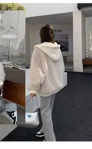 Detailansicht der Rückseite einer weißen Kunstpelz-Kapuzenjacke mit Rippbündchen.