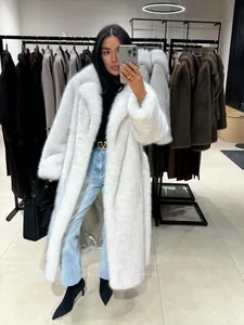 Eleganter langer weißer Kunstpelzmantel für Damen mit dicker Fuchspelz-Optik im Winter.
