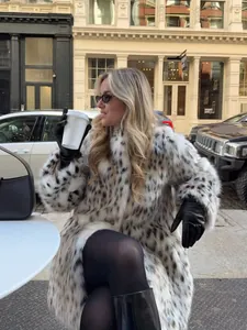 Eleganter Webpelzmantel mit Dalmatiner-Print für Damen in einem modischen Straßenstil